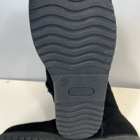 Target Boot Size 9 Black Suede Toggle Side Faux Fur lining Winter Outdoor cozy - Picture 11 of 11